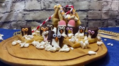 Yaratıcı gıda dekorasyonu. Tatlı marshmallow penguenleri ve waffle evi. Tatlılar ve tatlılar. Yüksek kalite 4k görüntü