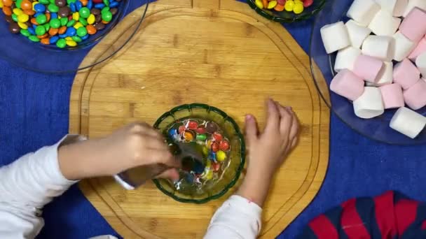 Vorschulkinder Experimentieren Mit Bunten Bonbons Entfernen Von Farbe Wasser Hochwertiges — Stockvideo