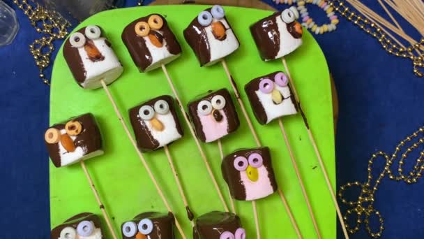 Kreativní Dekorace Jídlo Sladký Tučňák Marshmallow Klouže Zelené Sekací Desce — Stock video