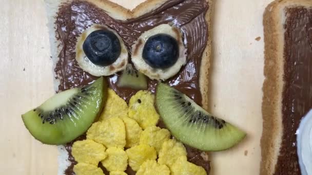 Dzieci Kreatywne Śniadanie Nutella Rozprzestrzeniła Się Owocami Kształcie Sowy Wysokiej — Wideo stockowe