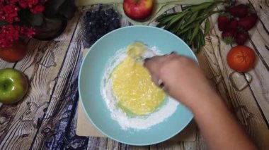 Omlet ya da pasta hazırlıyorum. Yukarıdan çekim, yemek pişirme, yemek hazırlama. Yüksek kalite 4k görüntü