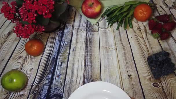 Introducción Plato Blanco Que Aparece Mesa Madera Con Frutas Flores — Vídeos de Stock