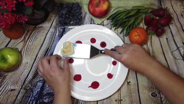 Mujer Colocando Mini Panqueques Colores Plato Blanco Preparación Alimentos Timelapse — Vídeo de stock