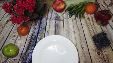 Kalp şeklinde gözleme dekorasyonu, tabakta dönme, dur hareketi. Yaratıcı kahvaltı fikri, sevgililer günü, anneler günü girişi. Yüksek kalite 4k görüntü