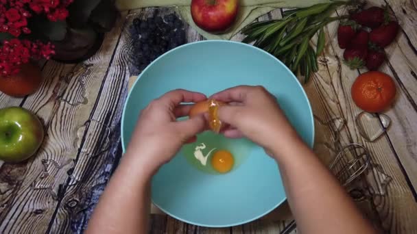 Dişi Eller Yumurta Kırıyor Ahşap Arka Planda Yukarıdan Ateş Edilmiş — Stok video