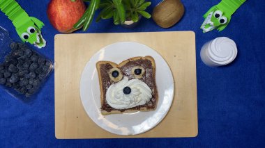 Oyuncak ayı süsü verilmiş ekmeğin üzerine çikolata bulaşmış. Yaratıcı çocuk kahvaltısı. Yüksek kalite fotoğraf