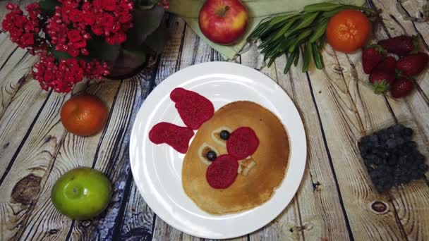Bunny Pannkaka Snurrar Plattan Träbordet Omgiven Frukt Kreativa Barn Frukost — Stockvideo