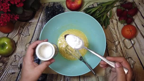 Köchin Gibt Backpulver Die Pfannkuchenmischung Konzept Zur Zubereitung Von Lebensmitteln — Stockvideo