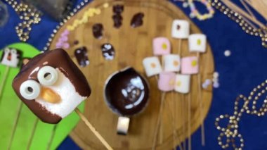 Yaratıcı gıda dekorasyonu. Tatlı penguen, tatlı ve tatlı dilimleme tahtasının üzerinden kayıyor. Yüksek kalite 4k görüntü