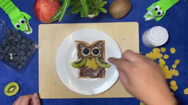 Kreative Kindermahlzeiten Die Weibliche Hand Legt Cornflakes Auf Schokoladenaufstrich Und — Stockvideo