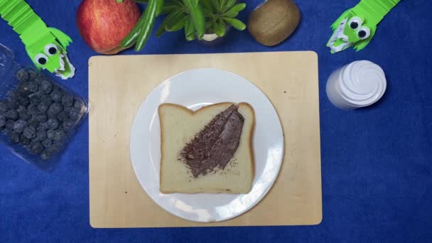 Mor Gör Frukost Barn Kvinnliga Händer Som Sprider Choklad Brödet — Stockvideo