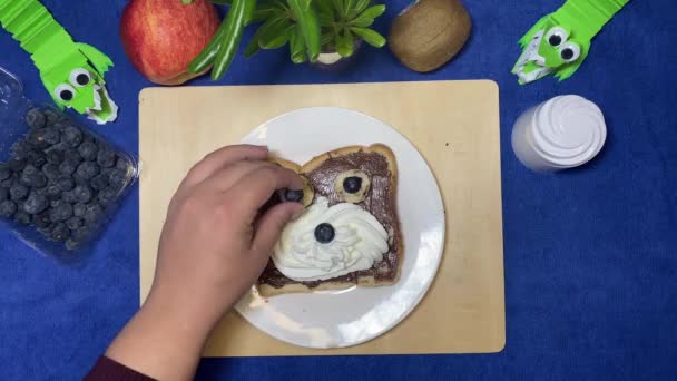 Blaubeere Als Bärenauge Kreatives Kinderfrühstück Kopfschuss Hochwertiges Filmmaterial — Stockvideo