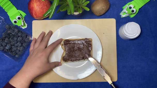 Mutter Macht Frühstück Für Kinder Weibliche Hände Verteilen Schokoladenaufstrich Auf — Stockvideo