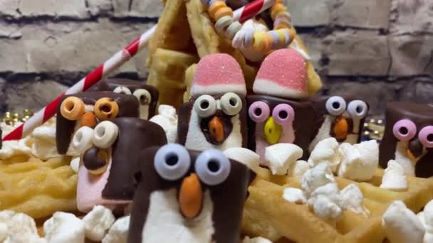 Kreative Lebensmitteldekoration Süße Eibisch Pinguine Und Das Waffelhaus Desserts Und — Stockvideo