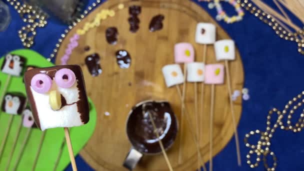 Kreativ Mat Dekoration Söta Marshmallow Pingvin Glider Över Hackbräda Desserter — Stockvideo