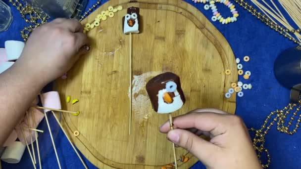 創造的なお菓子の準備 マシュマロペンギン キャンディでペンギンの目を作る 高品質4K映像 — ストック動画