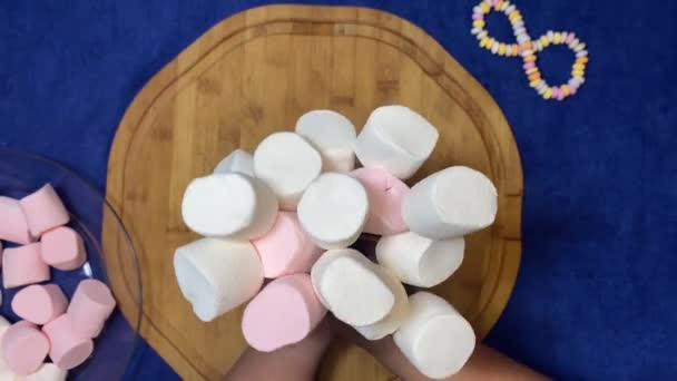 Marshmalows Stokken Vrouwelijke Hand Colecterende Marshmallows Zoals Boeket Bloemen Het — Stockvideo