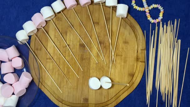 Pré Escolares Atividade Culinária Pôr Marshmallows Nos Paus Timelapse Imagens — Vídeo de Stock
