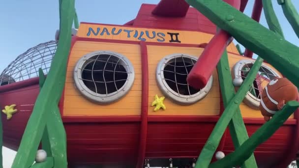 Qawra Malta 2023 Ubåtsrutschbana Den Offentliga Parken Högkvalitativ Film — Stockvideo