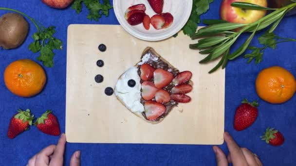 Kreatywne Śniadanie Dla Dzieci Ryba Posypki Czekoladowego Chleba Truskawki Jagody — Wideo stockowe