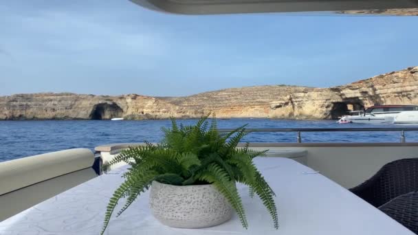 Dineren Het Jacht Malta Comino Eiland Eettafel Met Een Plant — Stockvideo