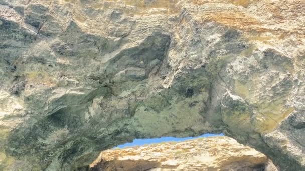 Ασβεστόλιθος Αψίδα Του Σπηλαίου Popeyes Comino Μάλτα Υψηλής Ποιότητας Πλάνα — Αρχείο Βίντεο