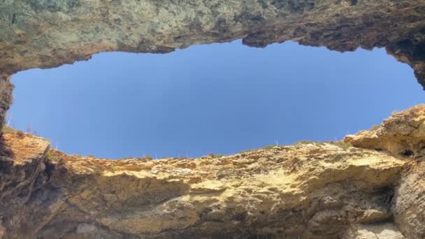 Вапнякова Арка Відкриття Печери Попієс Коміно Мальта Кришталево Чиста Смарагдова — стокове відео