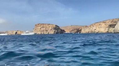 Malta, Comino, Tekne kiralama Kristal Göl, tekne turu, kireçtaşı mağaraları ve kristal berrak turkuaz sular. Yüksek kalite 4k görüntü