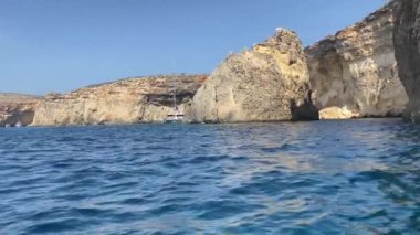 Malta, Comino, Tekne kiralama Kristal Göl, tekne turu, kireçtaşı mağaraları ve kristal berrak turkuaz sular. Yüksek kalite 4k görüntü