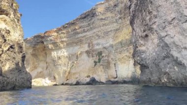 Malta, Comino, Tekne kiralama Kristal Göl, tekne turu, kireçtaşı mağaraları ve kristal berrak turkuaz sular. Yüksek kalite 4k görüntü