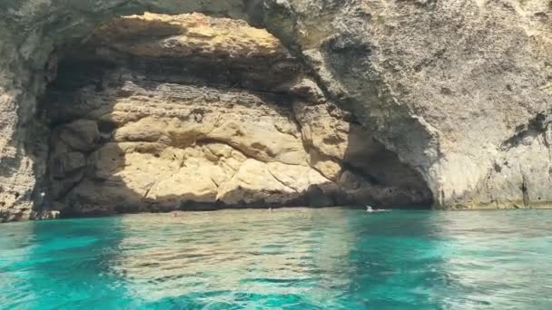 Comino Μάλτα Οκτώβριος 2023 Σπήλαιο Popeyes Μια Ηλιόλουστη Μέρα Του — Αρχείο Βίντεο