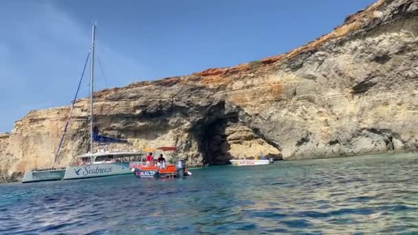 10月2023日 マルタのコミノ ポピーズ洞窟を訪問 10月の晴れた日に ボートチャーター 石灰岩の洞窟を取り囲むクリスタルクリアエメラルド水 高品質の4K映像 — ストック動画