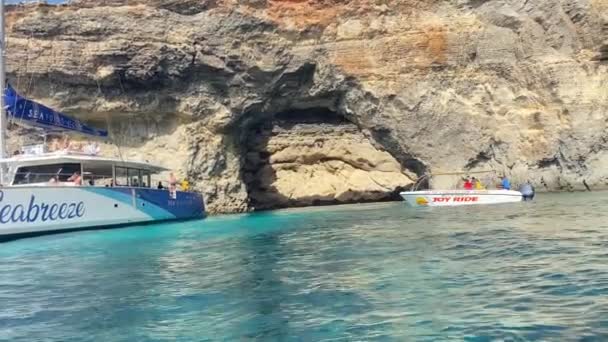 Comino Malta Październik 2023 Zwiedzanie Jaskini Popeyesa Słoneczny Dzień Października — Wideo stockowe