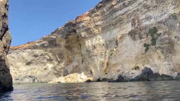 Malta Comino Łódź Czarterowa Crystal Lagoon Wycieczka Statkiem Jaskinie Wapienne — Wideo stockowe