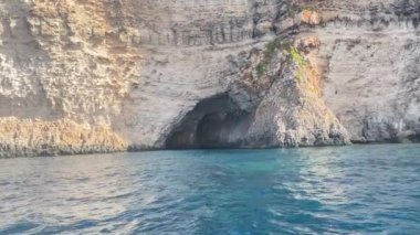 Santa Maria Mağaraları, Comino, Malta. Akdeniz 'de yaz tatili tekne turu. Yüksek kalite 4k görüntü
