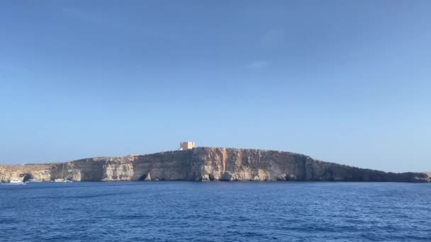 Νησί Comino Μάλτα Σπηλιές Santa Maria Και Πύργος Comino Πλησίασαν — Αρχείο Βίντεο