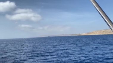 Malta tekne turu, Comino adasına yaklaşıyor. Yüksek kalite 4k görüntü