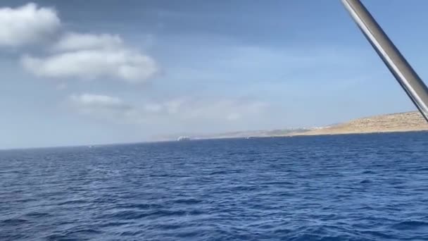 マルタのボートツアー コミノ島に近づいています 高品質の4K映像 — ストック動画