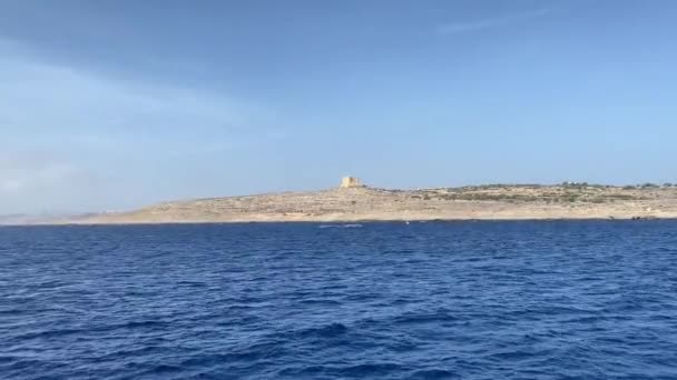 マルタのボートツアー コミノタワーが上にアラウンドコミーノ島を航行 高品質の4K映像 — ストック動画