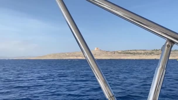 Malta Båttur Segling Runt Comino Med Comino Torn Toppen Högkvalitativ — Stockvideo