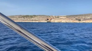 Malta, açık deniz, yattan POV manzaralı, Comino adasına yaklaşıyor. Akdeniz 'de. Yüksek kalite 4k görüntü