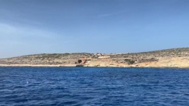 Malta, açık deniz, yattan manzara, Comino adasına yaklaşıyor. Akdeniz 'de. Yüksek kalite 4k görüntü