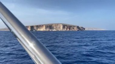 Malta, açık deniz, yattan POV manzaralı, Comino adasına yaklaşıyor. Akdeniz 'de. Yüksek kalite 4k görüntü