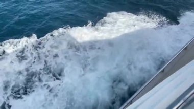 Yattan görülen deniz dalgaları Comino kayalıklarını ve mağaraları, Malta 'yı, Akdeniz' i, yaz tatilini gözler önüne seriyor. Yüksek kalite 4k görüntü