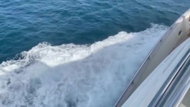 Yattan görülen deniz dalgaları Comino kayalıklarını ve mağaraları, Malta 'yı, Akdeniz' i, yaz tatilini gözler önüne seriyor. Yüksek kalite 4k görüntü