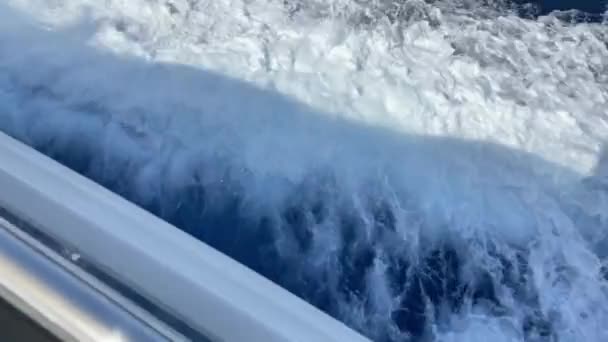 Θαλασσινά Κύματα Που Φαίνονται Από Γιοτ Αποκαλύπτοντας Απότομες Πλαγιές Και — Αρχείο Βίντεο