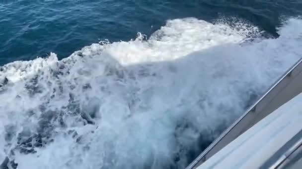 ヨットから見た海の波は コミノの崖や洞窟 マルタ 地中海 夏休みを明らかにします 高品質の4K映像 — ストック動画
