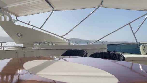 豪華なヨットの楕円形のテーブルとバー 地中海で航海するマルタ 高品質の4K映像 — ストック動画