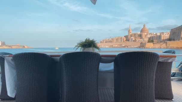 バレタ マルタのPovビュー ダイニングテーブルを持つヨットの星から 高品質の4K映像 — ストック動画