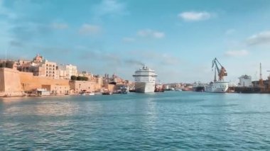 Birgu, Malta, 23.10.2023 Timelapse od Birgu Marine yolcu gemisi ve yanaşma vinçleriyle. Yüksek kalite 4k görüntü